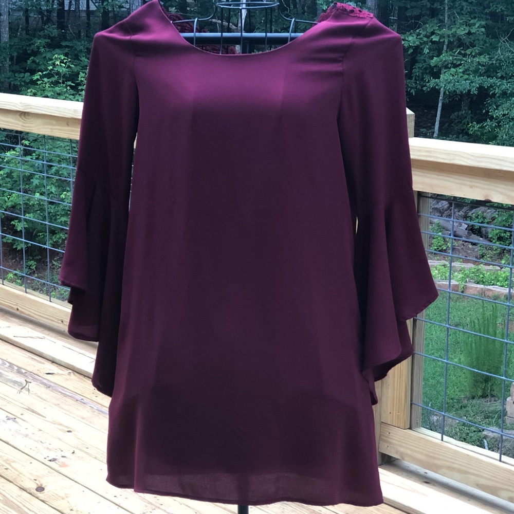 Beautiful Bell Sleeve Dress Size Medium - Picture 3 of 4